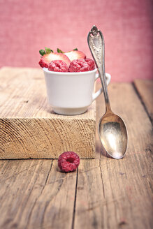 Dessert with raspberries and strawberries - VTF000412