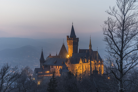 Deutschland, Sachsen Anhalt, Wernigerode, Schloss und Stadt im Abenddunst, lizenzfreies Stockfoto