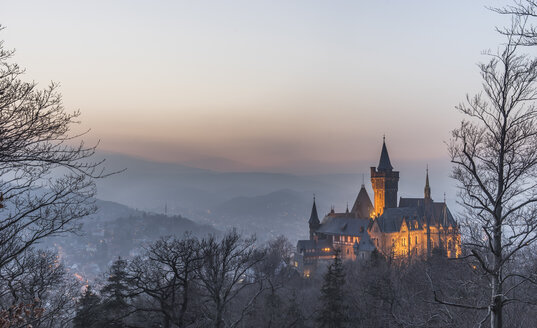 Deutschland, Sachsen Anhalt, Wernigerode, Schloss und Stadt im Abenddunst - PVCF000402