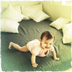 Baby Mädchen krabbelt auf dem Bett - DRF001563