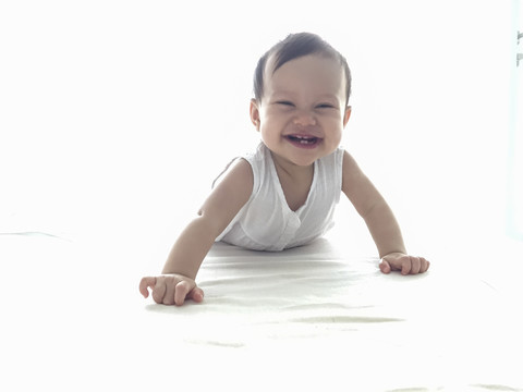 Baby Mädchen krabbelt auf dem Boden, lizenzfreies Stockfoto