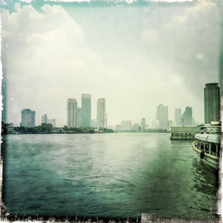 Mae Nam Chao Phraya Fluß, Skyline, Bangkok, Thailand - DRF001568