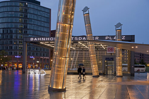 Deutschland, Berlin, Bahnhof und Lampen am Potsdamer Platz bei Nacht - PC000149