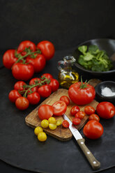 Sliced tomatoes on chopping board - KSWF001437