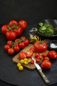 In Scheiben geschnittene Tomaten auf dem Schneidebrett - KSWF001437