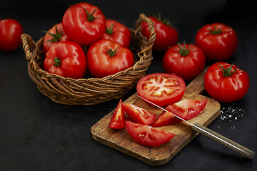 In Scheiben geschnittene Tomaten auf dem Schneidebrett - KSWF001438