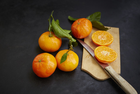 Frische Mandarinen, in Hälften geschnitten, lizenzfreies Stockfoto