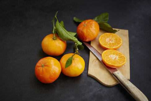 Frische Mandarinen, in Hälften geschnitten - KSWF001440