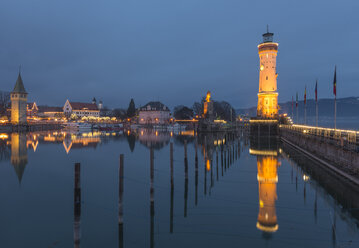 Deutschland, Bodensee, Hafeneinfahrt in Lindau - KEBF000128