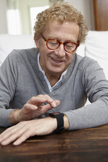 Älterer Mann überprüft seine Smartwatch - RHF000775