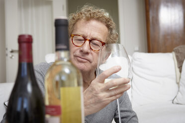 Senior man testing red and white wine - RHF000777