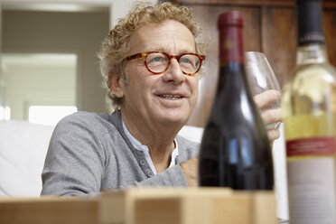 Älterer Mann testet Rot- und Weißwein - RHF000778