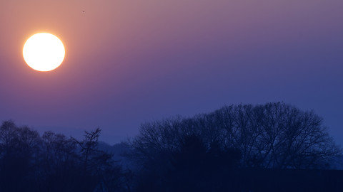 Deutschland, Minden, Sonnenuntergang in der Weseraue, lizenzfreies Stockfoto