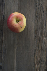Apfel auf dunklem Holz - CRF002676