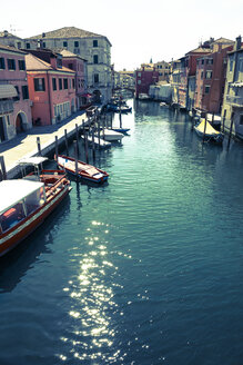 Italien, Chioggia, Blick auf einen Kanal mit vertäuten Booten - FCF000646