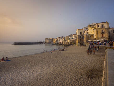 Italien, Sizilien, Cefalu, Blick auf mittelalterliche Häuser mit Strand im Vordergrund in der Abenddämmerung - AMF003962