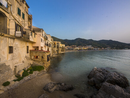 Italien, Sizilien, Cefalu, Blick auf die Bucht mit mittelalterlichen Häusern in der Abenddämmerung - AMF003959