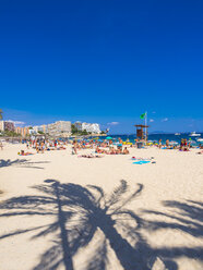 Spanien, Balearen, Mallorca, Magaluf, Blick auf den belebten Strand - AMF003957