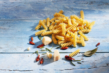 Ungekochte Fusilli, Chilischoten, Salbeiblätter, Parmesan und Rosmarin - CSF025296