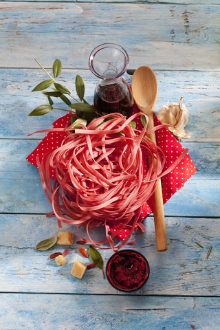 Barolo Tagliatelle, Parmesan, Knoblauch, Tomatenpesto und eine Karaffe Rotwein, lizenzfreies Stockfoto