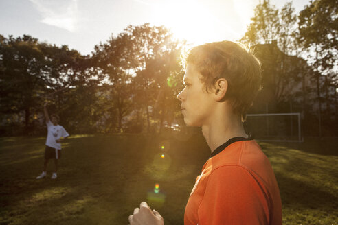 Teenager auf dem Fußballplatz - GCF000058