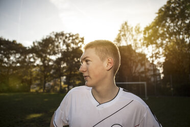 Teenager auf dem Fußballplatz schaut sich um - GCF000060