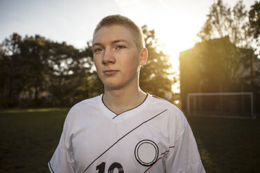 Selbstbewusster Teenager auf dem Fußballplatz - GCF000061