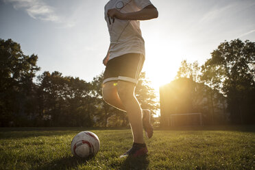 Jugendlicher spielt Fußball auf einem Fußballplatz - GCF000062