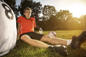 Zwei Fußballspieler auf dem Fußballplatz, die sich eine Pause gönnen - GCF000063