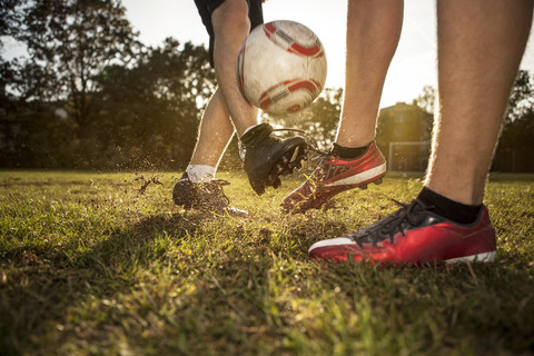 Beine von Fußballspielern auf dem Fußballplatz, lizenzfreies Stockfoto