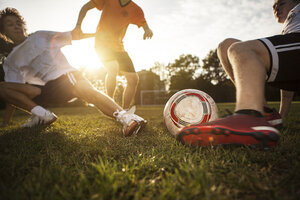 Rutschendes Tackling auf dem Fußballplatz - GCF000066