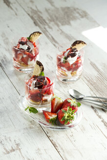 Dessert in Gläsern mit Joghurt, Quark, Erdbeeren und Schoko-Marshmallow - MAEF010251