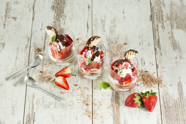 Dessert in Gläsern mit Joghurt, Quark, Erdbeeren und Schoko-Marshmallow - MAEF010257