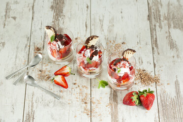 Dessert in glasses with yoghurt, curd, strawberries and chocolate marshmallow - MAEF010257