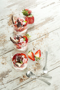 Dessert in Gläsern mit Joghurt, Quark, Erdbeeren und Schoko-Marshmallow - MAEF010258