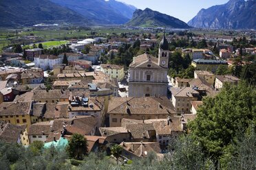 Italien, Trentino, Arco, Blick auf die Stadt mit der Kirche Santa Maria Assunta di Arco - YFF000384