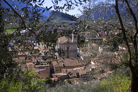 Italien, Trentino, Arco, Blick auf die Stadt mit der Kirche Santa Maria Assunta di Arco, lizenzfreies Stockfoto