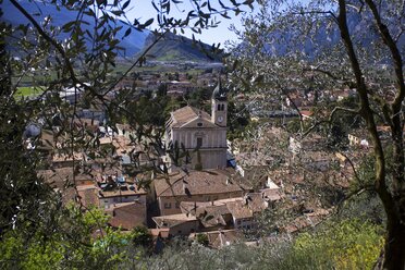 Italien, Trentino, Arco, Blick auf die Stadt mit der Kirche Santa Maria Assunta di Arco - YFF000385