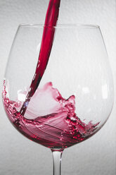 Ein Glas Rotwein, einschenken - BZF000138