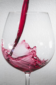 Ein Glas Rotwein, einschenken - BZF000138