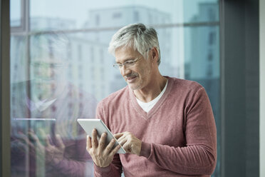 Man using digital tablet at home - RBF002636