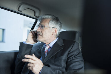 Businessman telephoning in a car - RBF002646