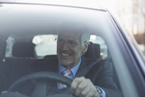 Porträt eines lächelnden Geschäftsmannes in seinem Auto - RBF002651