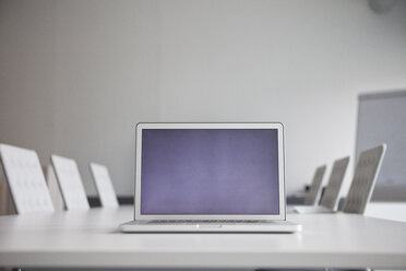 Geöffneter Laptop auf dem Konferenztisch - RBF002654