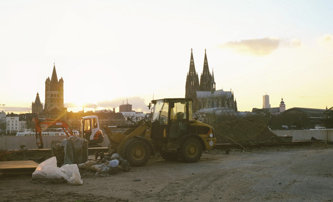 Deutschland, Colgone, Baustelle auf der anderen Flussseite des Doms, lizenzfreies Stockfoto