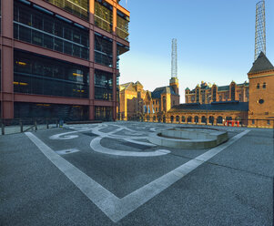 Deutschland, Hamburg, Hafencity, Gebäude der Alten Speicherstadt und neue Architektur - RJF000425