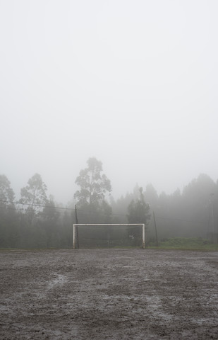 Spanien, Galicien, Valdovino, schlammiger Fußballplatz an einem regnerischen und nebligen Tag, lizenzfreies Stockfoto