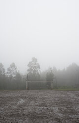 Spanien, Galicien, Valdovino, schlammiger Fußballplatz an einem regnerischen und nebligen Tag - RAEF000131