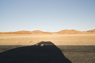 Namibia, Namib-Wüste, Namib-Naukluft-Park, Schatten eines Autos, das durch Sossusvlei fährt - CLPF000094