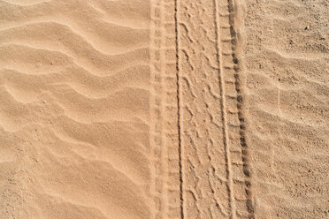 Namibia, Namib-Wüste, Namib Naukluft Park, Sossusvlei, Reifenspur im Sand - CLPF000097